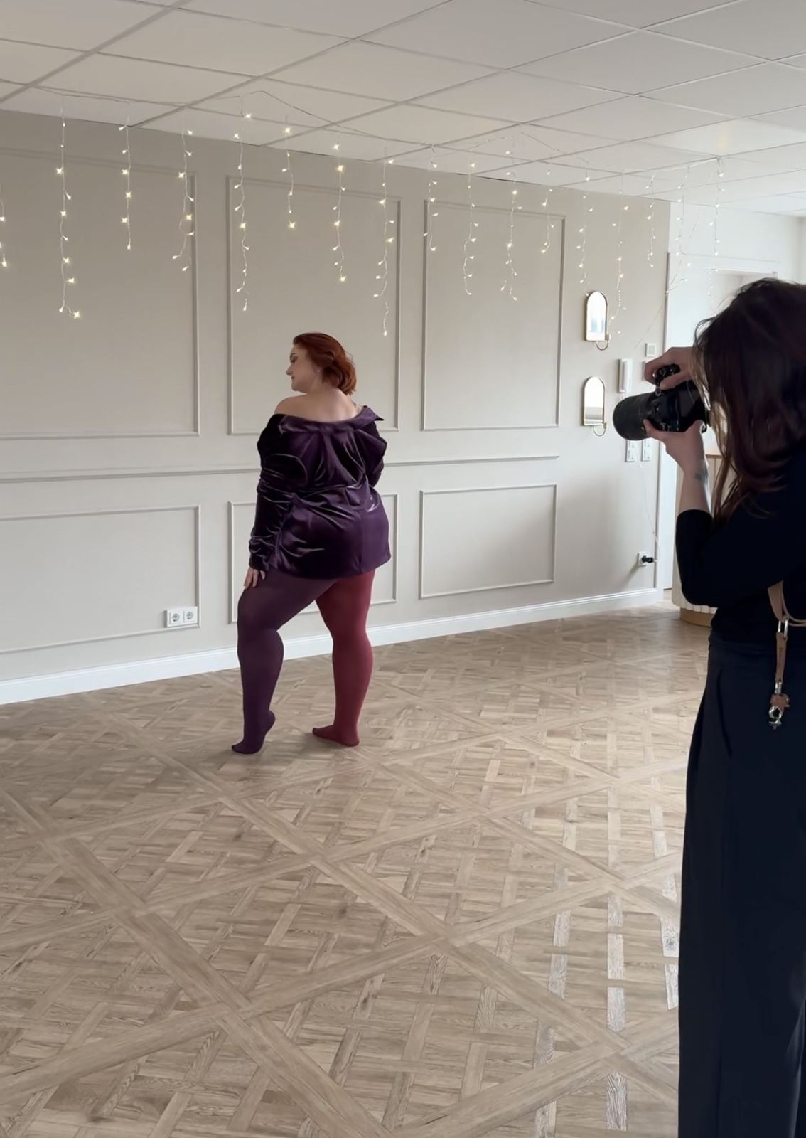 Shootingtag: Nina fotografiert eine Kundin im Studio