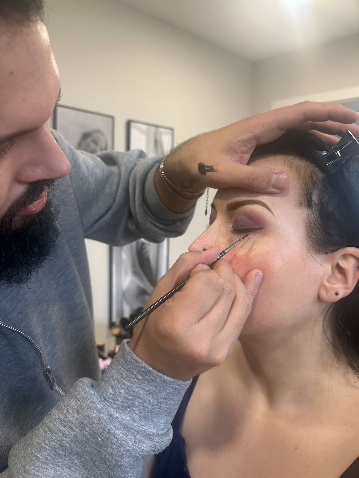 Stylist Shan beim professionellen Make-up